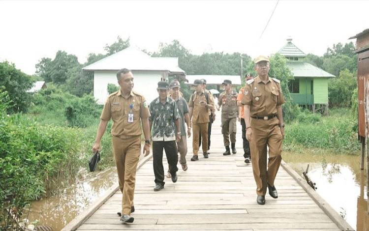 Pj Wali Kota Palangka Raya Tinjau Kondisi Warga di Kecamatan Rakumpit