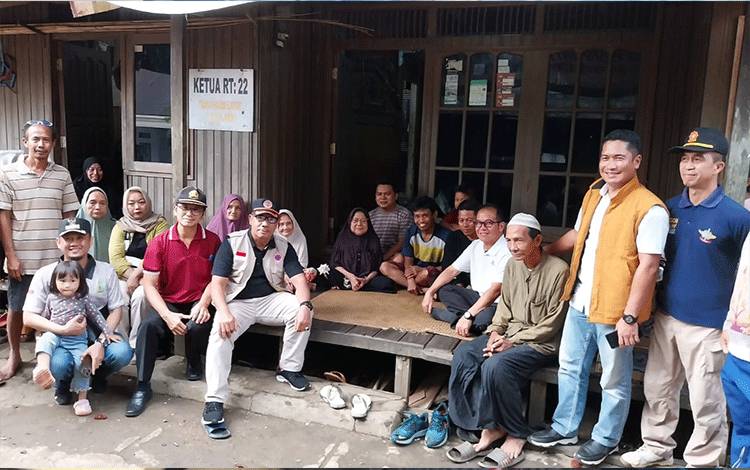 Pj Sekda Bartim Serahkan Bantuan untuk Korban 6 Rumah Terbakar di Ampah Kota