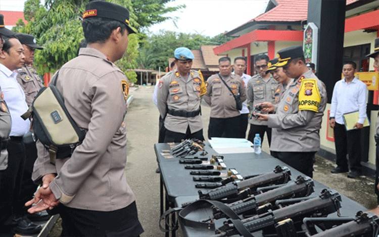 Kapolres Barito Timur Cek Kondisi Senjata Api yang Dipegang Anggota