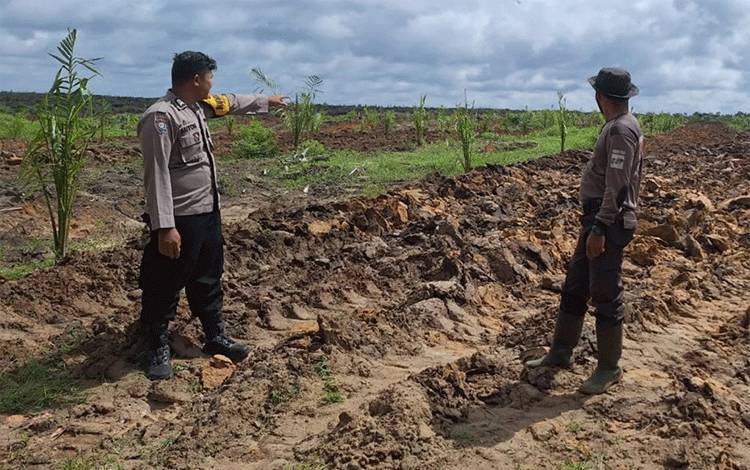 Polsek Hanau Cek Kesiapan Lahan Tumpang Sari Tanaman Jagung di Desa Parang Batang