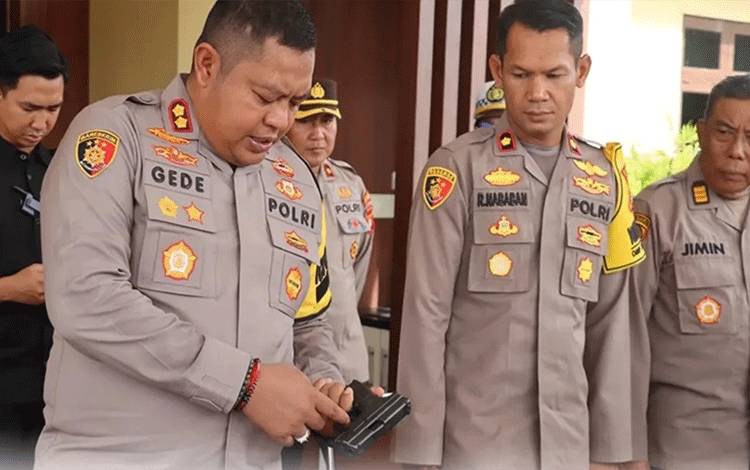 Kapolres Kapuas Lakukan Pemeriksaan Berkala Senpi Dinas Personel