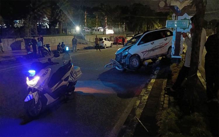 Mobil Xenia Oleng dan Hantam Median Jalan Iskandar Pangkalan Bun