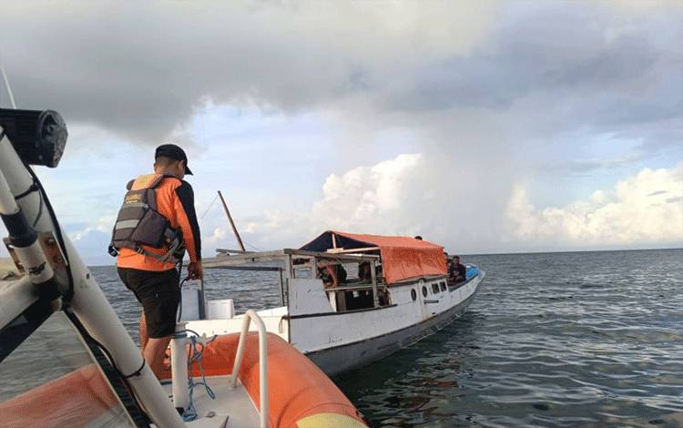 Tim SAR Evakuasi Tiga Nelayan Dari Kapal Mati Mesin