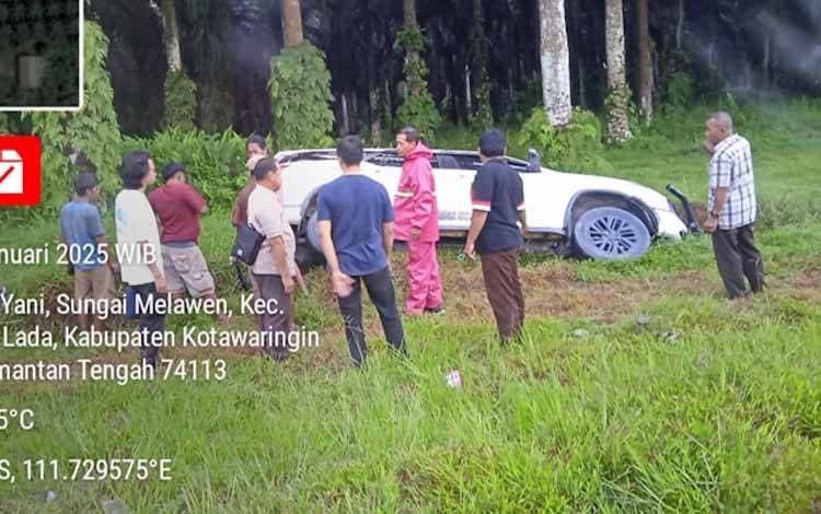 Berupaya Menyalip Kendaraan Lain, Toyota Fortuner Terperosok di Parit