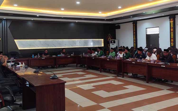 Guru Madrasah di Kapuas Sampaikan Aspirasi di RDP Bersama Komisi IV DPRD