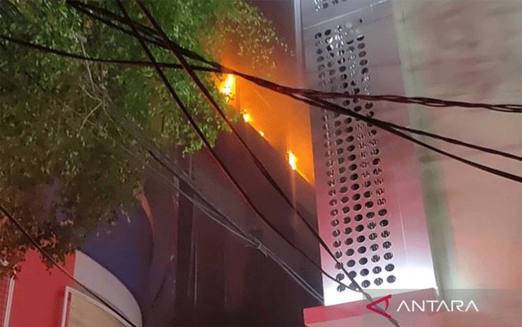 Ledakan Hingga Dentuman Keras Terdengar dari Kebakaran Glodok Plaza