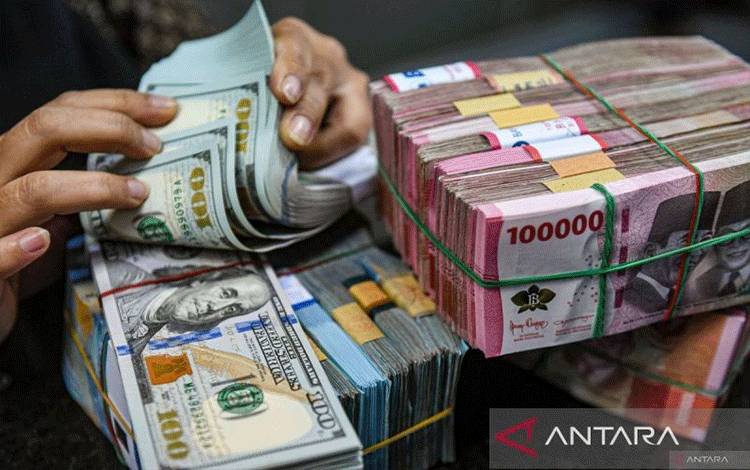Analis Perkirakan Rupiah Tetap Melemah Kendati BI Pangkas Suku Bunga