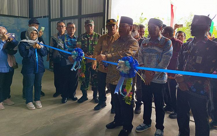 Pemkab Kotim Pecahkan Masalah Nelayan dengan Resmikan Pabrik Es Balok dan Pakan Ikan