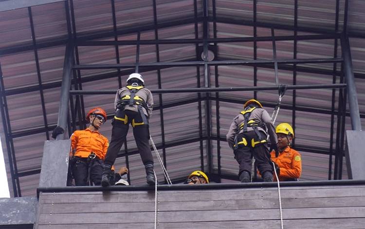 Polwan Ditsamapta Polda Kalteng Tingkatkan Kemampuan SAR dengan Latihan Repling Bersama Basarnas