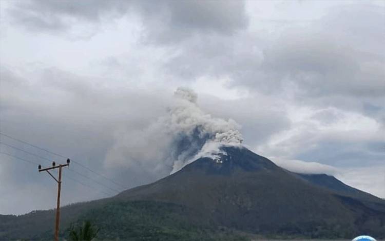 Gunung Ibu Masih Awas, Dalam Sehari Terjadi Puluhan Gempa Dangkal