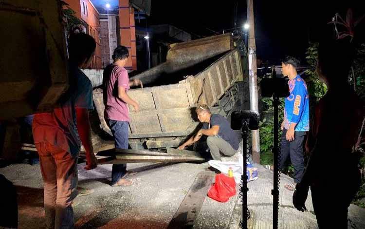 BPBD Barito Utara Bantu Evakuasi Truk Terperosok di Jalan Rajawali