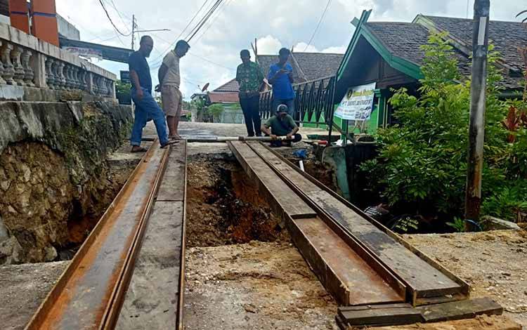 Dinas PUPR Barito Utara Lakukan Penanganan Darurat Gorong-Gorong yang Ambrol di Jalan Rajawali