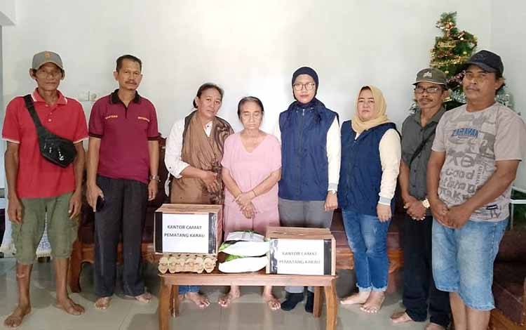 Camat Pematang Karau Salurkan Bantuan untuk Korban Kebakaran Rumah