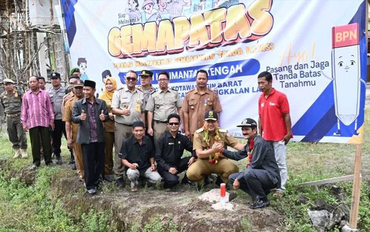 Pj Bupati Kobar Hadiri Pencanangan Gemapatas 2025 di Desa Kadipi Atas
