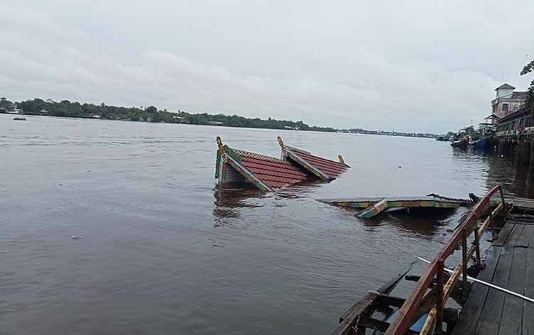 Kapal Wisata Susur Sungai Tenggelam di Sungai Mentaya Sampit