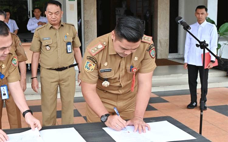 Tutang Jabat Kabid SMK, ini Pesan Kadisdik Kalteng
