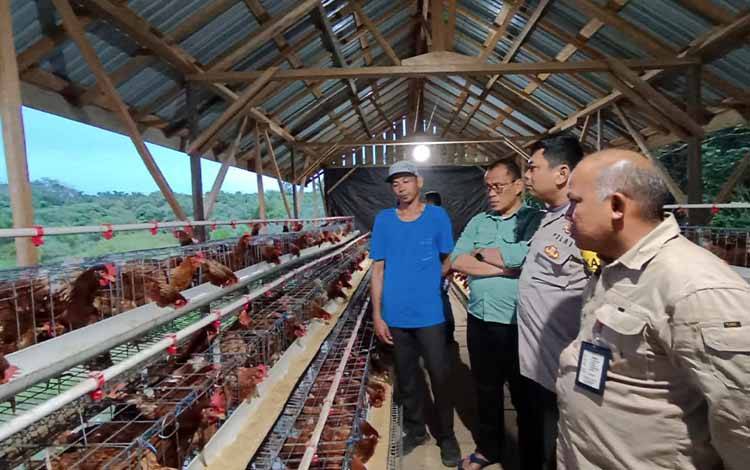 Satgas Penanganan Konflik Sosial Tinjau Usaha Ayam Petelur di Desa Mugi Penyuhu, Seruyan Tengah
