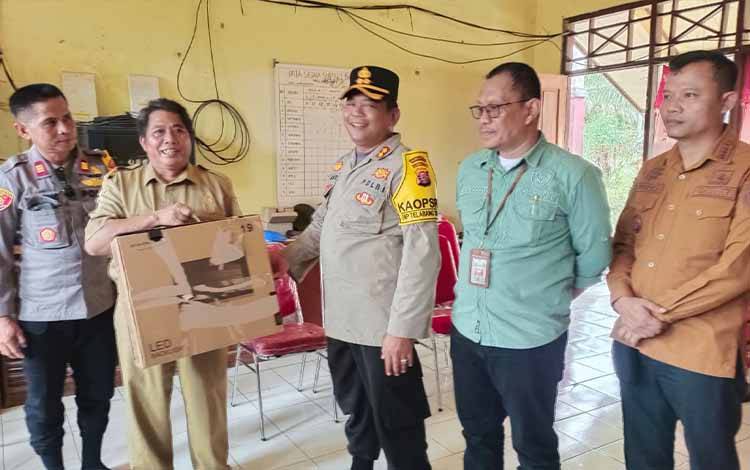 Kapolres Seruyan Serahkan Bantuan Komputer untuk SMP Negeri 1 Batu Ampar