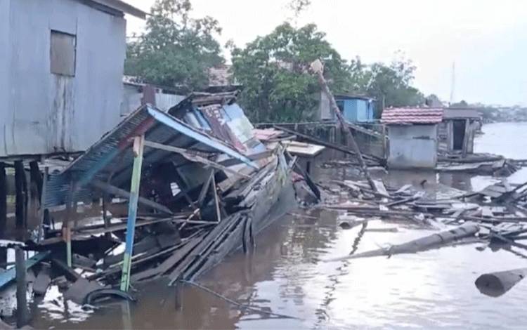 Lanting dan Perahu Warga Desa Terantang Porak Poranda Ditabrak Tongkang