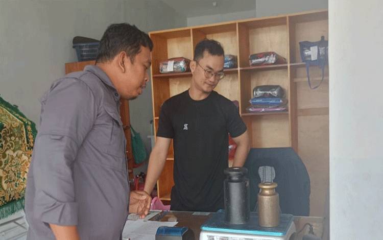 Dinas Perdagangan Palangka Raya Periksa Keakuratan Timbangan Laundry
