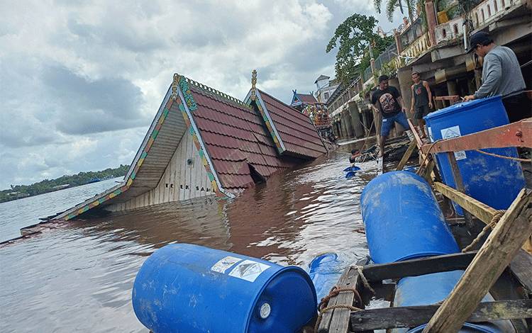 Kapal Susur Sungai Milik Pemkab Kotim yang Tenggelam Mulai Dievakuasi