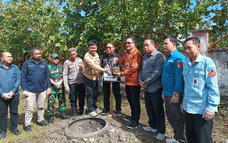 Bawaslu Gunung Mas Ikut Canangkan Tanam Pohon Integritas