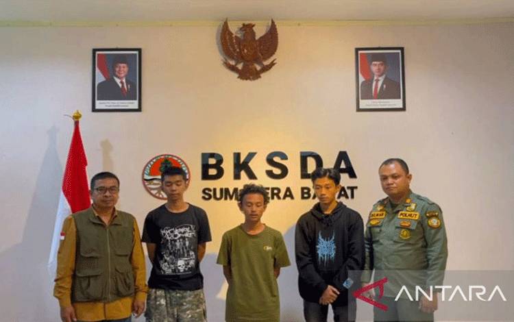 BKSDA Sanksi Tiga Pendaki Naiki Gunung Marapi Saat Berstatus Waspada