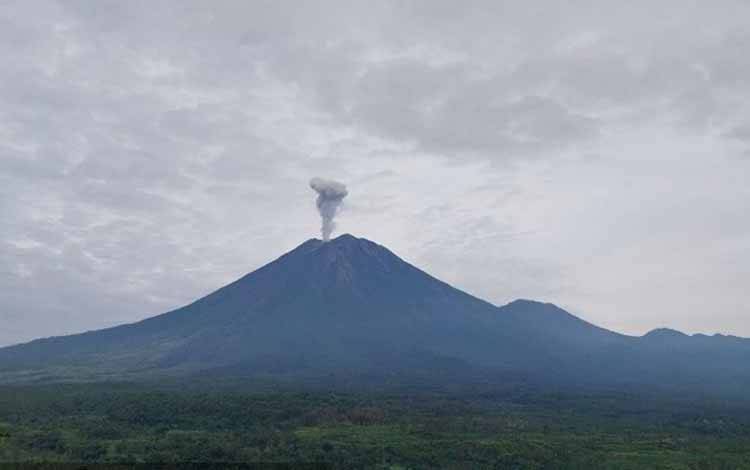 Gunung Semeru Erupsi Beberapa Kali dengan Letusan hingga 1 Km