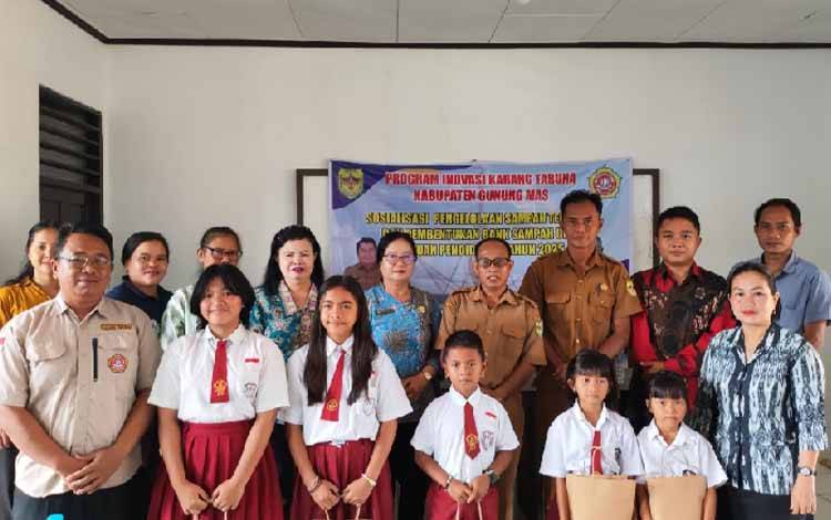 Karang Taruna Gunung Mas Sosialisasi Memilah Sampah kepada Siswa di Kecamatan Rungan Hulu
