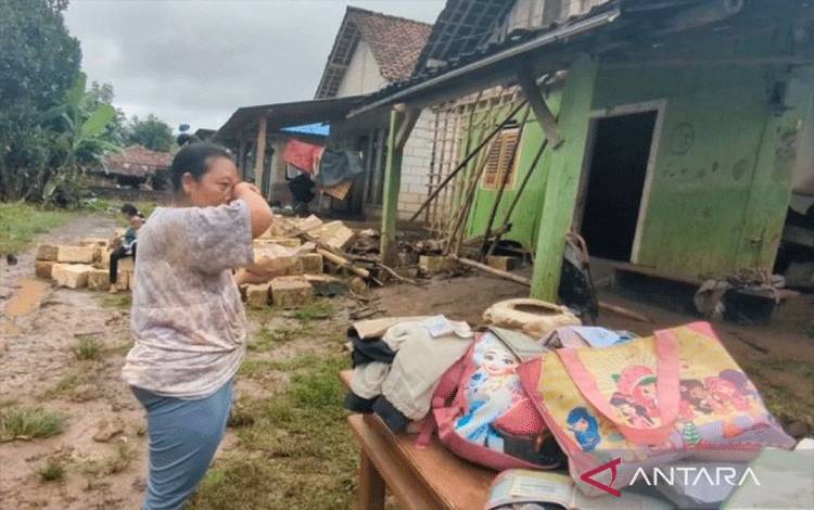 Bencana Banjir Bandang Terjang 135 Rumah Warga