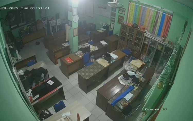 Seorang Pria Curi Kotak Amal Terekam CCTV