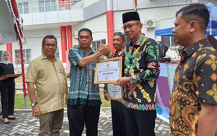 5 Penyelenggara Layanan di Mal Pelayanan Publik Kotim Terima Penghargaan