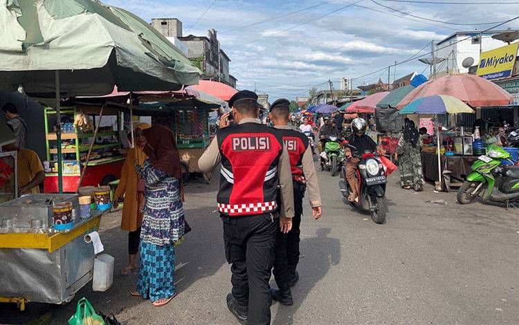Patroli Jalan Kaki Ditsamapta Polda Kalteng Antisipasi Gangguan Kamtibmas di Palangka Raya