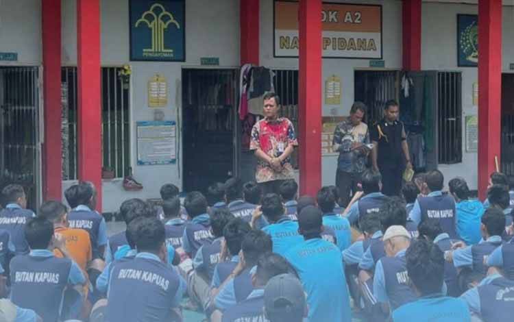 Kepala Kesatuan Pengamanan Rutan Kapuas Berikan Pengarahan Kepada WBP
