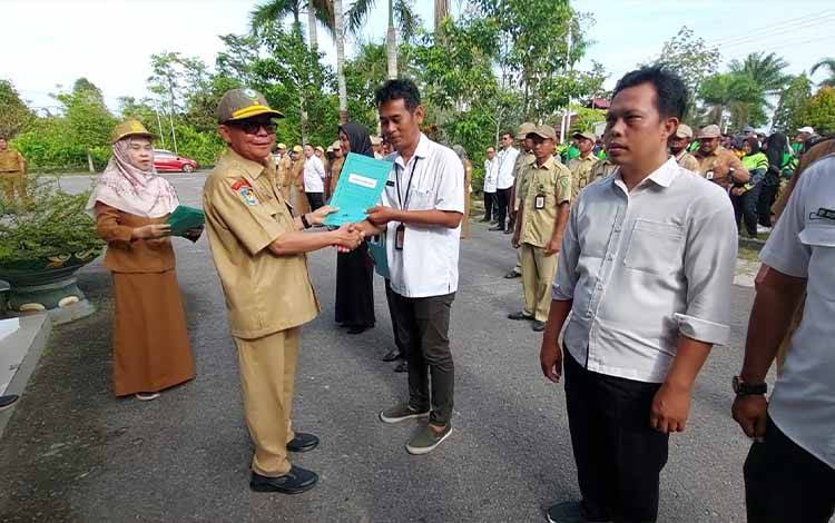 DLH Kotim Serahkan SK ke 192 Tenaga Kontrak