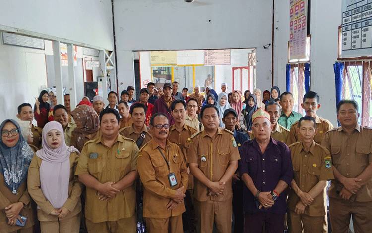 Camat Kapuas Kuala Pimpin Rapat Evaluasi Penyelenggaraan Pemdes