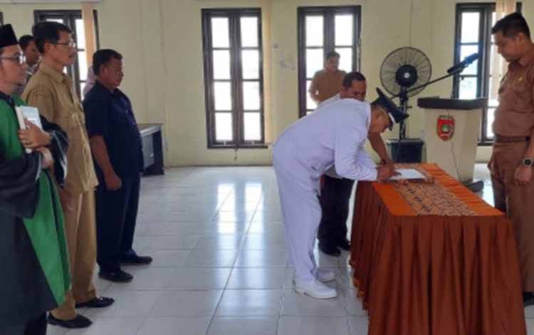 Camat Arut Selatan Lantik Hestiyanto Budi Wibowo sebagai Kepala Desa Antar Waktu Desa Sulung