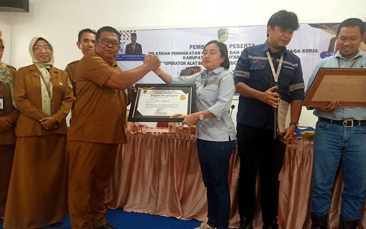 Disnakertranskop UKM Barut Beri Penghargaan kepada PT Trust atas Dukungan Terhadap UMKM