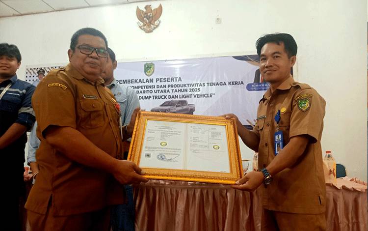 Plt Camat Gunung Purei Terima Sertifikat Merek Anyaman Rotan dari Kemenkumham
