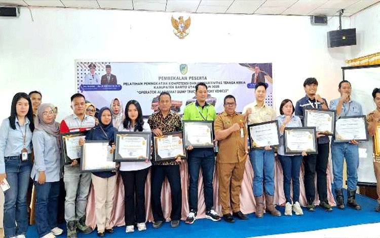 Pemkab Barut Berikan Piagam Penghargaan kepada Perusahaan yang Mendukung Program Disnakertranskop UKM