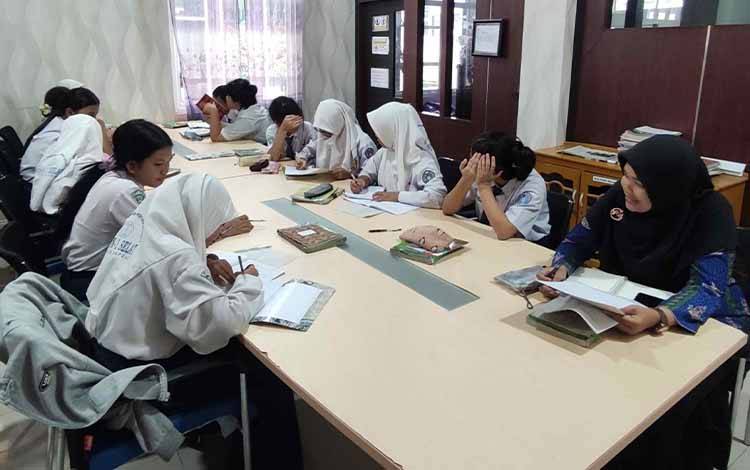 SMPN 1 Selat Jadikan Disarpustaka Kapuas sebagai PSBM