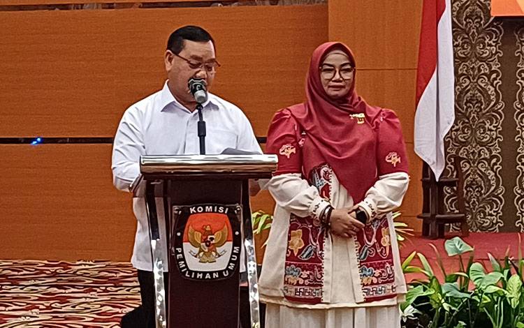 Halikinnor-Irawati saat pidato pada rapat pleno terbuka penetapan pasangan calon kepala daerah Kotawaringin Timur terpilih, Kamis, 6 Februari 2025. (FOTO: DEWIP)