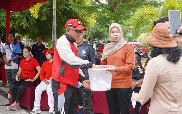 Undian Hadiah Umrah dan Perjalanan Rohani Warnai Senam Pagi Pemprov Kalteng