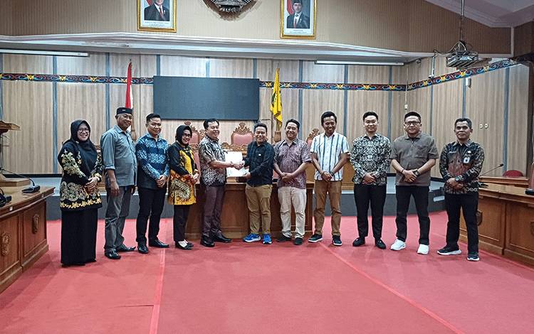 KPU Kotim Serahkan Hasil Pleno Penetapan Bupati dan Wakil Bupati Terpilih ke DPRD