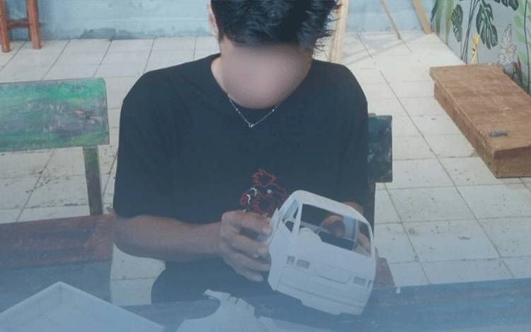 WBP Rutan Kapuas Tunjukkan Kreativitas dengan Membuat Miniatur Mobil