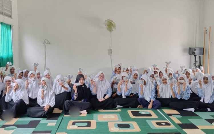 Puskesmas Anjir Serapat Bagikan Tablet Tambah Darah untuk Pelajar MTsN 2 Kapuas