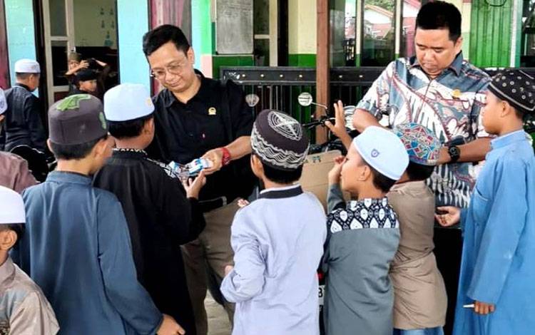 Peduli Gizi Anak, Ketua Fraksi PDIP DPRD Barito Utara Bagikan Susu Gratis di Desa Kandui