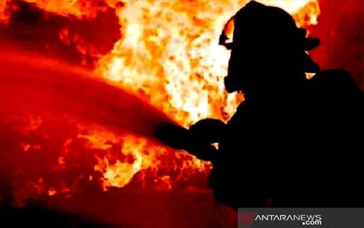 Dinas Gulkarmat Padamkan Kebakaran di Kementerian ATR/BPN