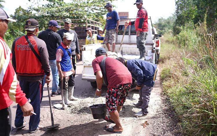 PT MKM Perbaiki Jalan Penghubung Dua Desa di Pulang Pisau-Kapuas