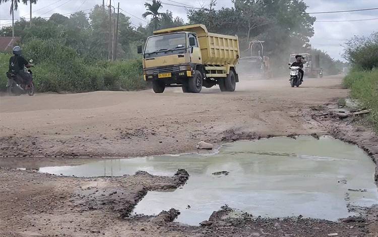 Sopir Angkutan Berat Keluhkan Kerusakan Jalan Lingkar Selatan Sampit, Harapkan Perbaikan dari Gubernur Baru